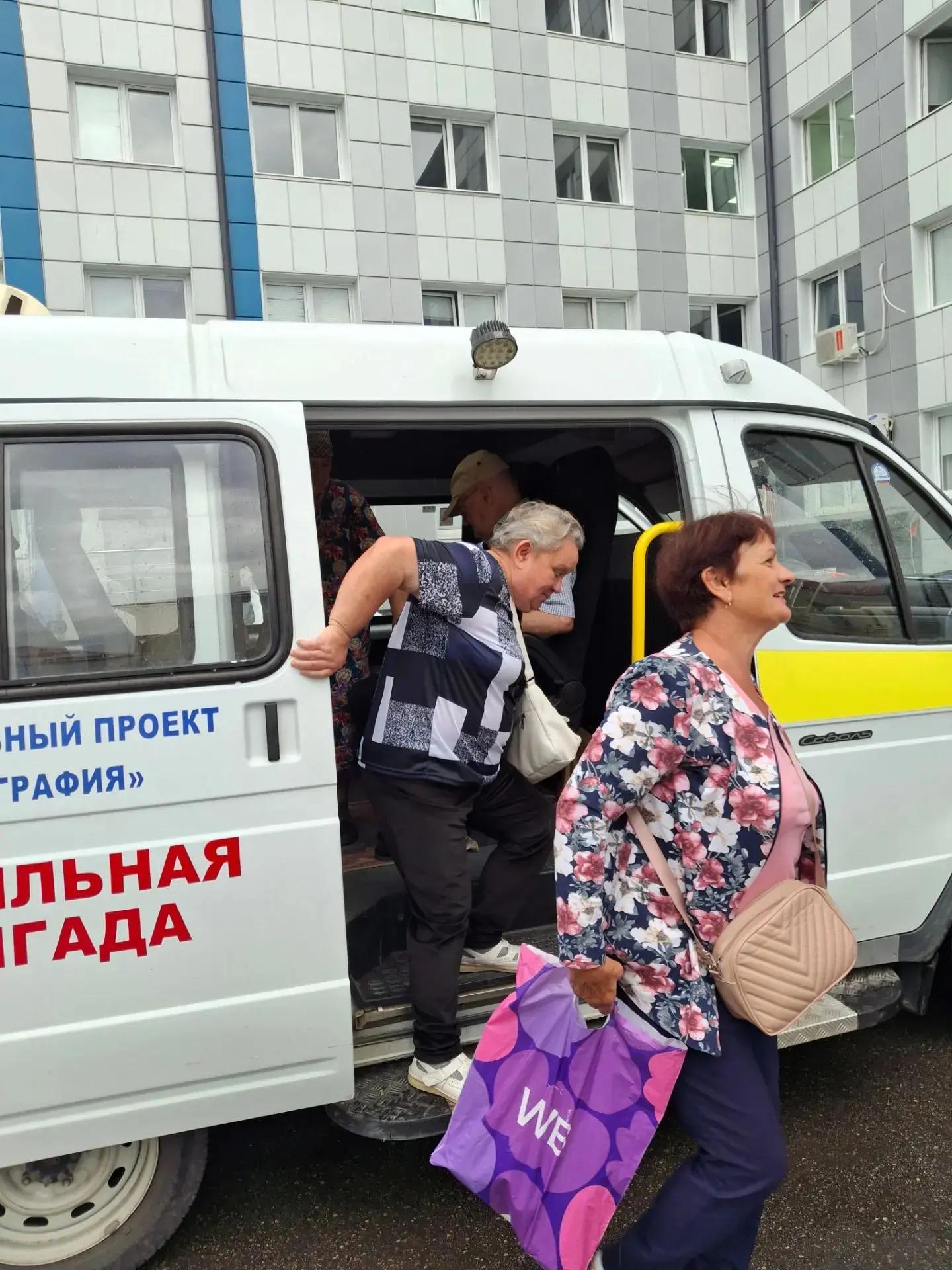 Мобильная бригада помогает пожилым жителям Прохладненского района проходить диспансеризацию